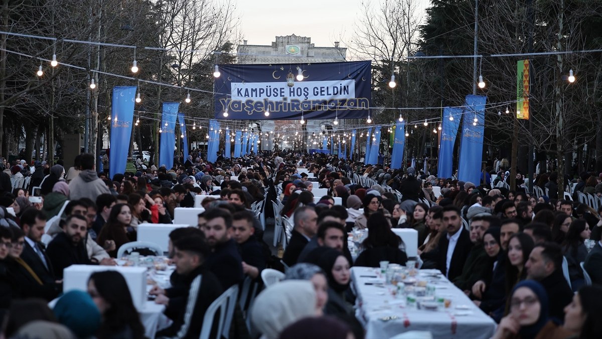 AK Parti’den İstanbul Üniversitesi’nde iftar programı: Öğrenciler birlikte oruçlarını açtı